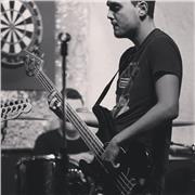 Docente di basso elettrico impartisce lezioni di strumento